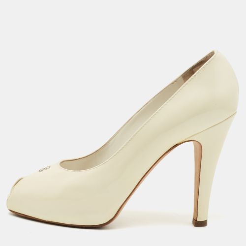 Chanel Cream Patent Leather CC Peep Toe Pumps Size 39.5 - Chanel - Modalova