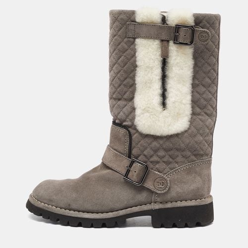 Chanel Grey Quilted Suede and Fur CC Buckle Detail Mid Calf Boots Size 38 - Chanel - Modalova