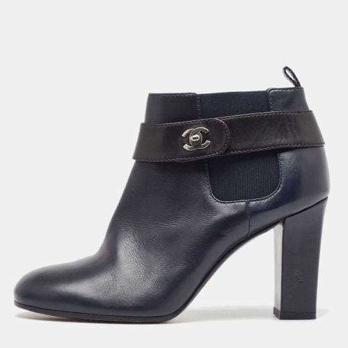 Chanel Navy Blue/Black Leather CC Turnlock Ankle Boots Size 39 - Chanel - Modalova