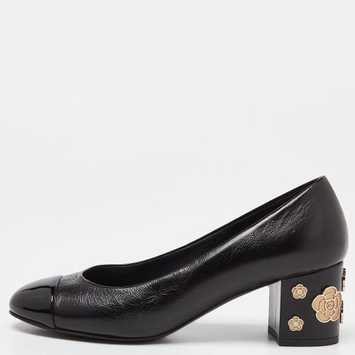 Chanel Black Patent and Leather CC Cap Toe Camellia Applique Heel Pumps Size 37.5 - Chanel - Modalova