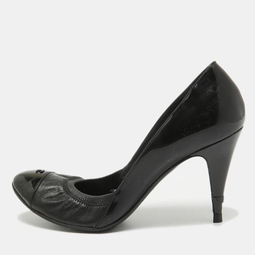 Chanel Black Patent and Leather CC Scrunch Pumps Size 39 - Chanel - Modalova