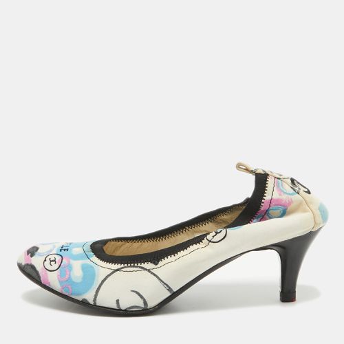 Chanel White Graffiti Print Fabric CC Scrunch Pumps Size 39.5 - Chanel - Modalova