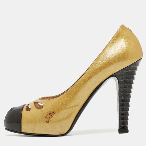 Chanel Yellow/Black Patent Cap Toe Pumps Size 39 - Chanel - Modalova