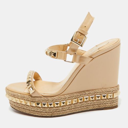 Christian Louboutin Beige Patent Leather Pyraclou Rockstud Platform Ankle Wrap Sandals Size 40 - Christian Louboutin - Modalova