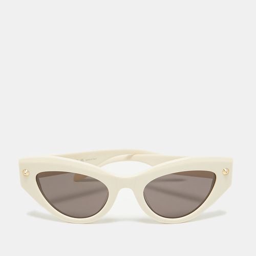 Alexander McQueen Cream/Black Spike Stud Cat Eye Sunglasses - Alexander McQueen - Modalova