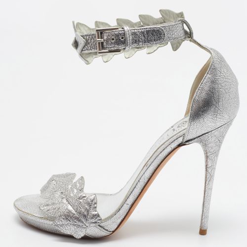 Alexander McQueen Metallic Silver Textured Leather Ivy Leaf Embellished Open Toe Sandals Size 36.5 - Alexander McQueen - Modalova