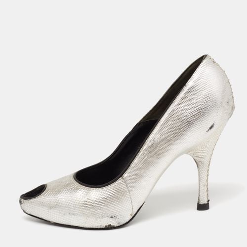 Alexander McQueen Silver Lizard Embossed Leather Peep-Toe Pumps Size 37.5 - Alexander McQueen - Modalova