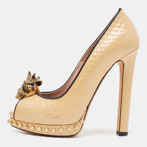 Alexander McQueen Beige Patent Leather Skull Pumps Size 35.5 - Alexander McQueen - Modalova