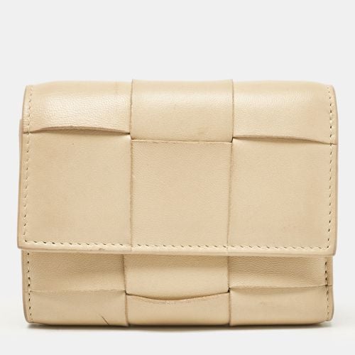 Bottega Veneta Beige Leather Intrecciato Cassette Zip Trifold Wallet - Bottega Veneta - Modalova