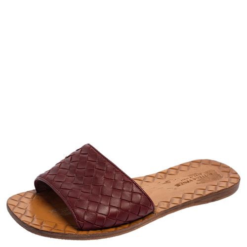 Bottega Veneta Burgundy Intrecciato Leather Flat Slides Size 34.5 - Bottega Veneta - Modalova