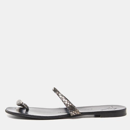 Giuseppe Zanotti Metallic Embossed Python Crystal Embellished Toe Ring Flats Size 38 - Giuseppe Zanotti - Modalova