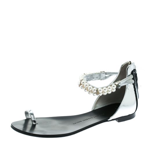 Patent Leather Pearl Embellished Ankle Strap Toe Ring Flats Size 38 - Giuseppe Zanotti - Modalova