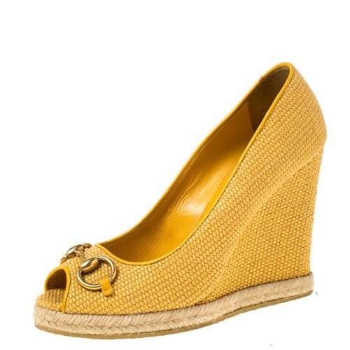 Gucci Mustard Raffia Charlotte Horsebit Peep Toe Wedge Pumps Size 40 - Gucci - Modalova