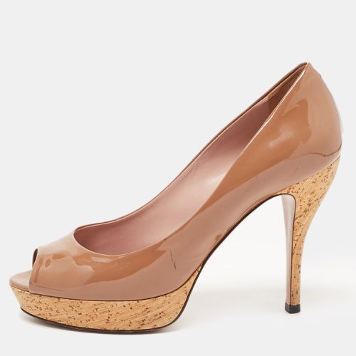 Gucci Brown Patent Leather Cork Platform Peep Toe Pumps Size 37.5 - Gucci - Modalova