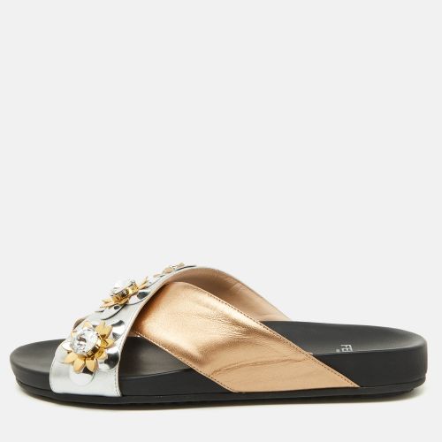 Fendi Silver/Gold Leather Flowerland Studded Criss Cross Flat Slide Sandals Size 39 - Fendi - Modalova