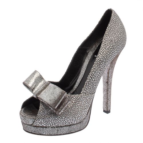 Fendi Silver Brocade Fabric and Textured Leather Deco Bow Peep Toe Platform Pumps Size 38 - Fendi - Modalova