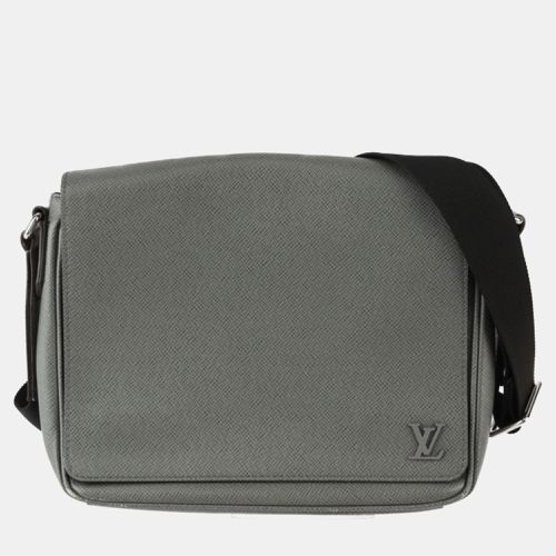 Louis Vuitton Grey Taiga Leather District PM Shoulder Bag - Louis Vuitton - Modalova