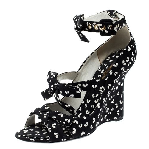 Louis Vuitton Black Printed Fabric Bow Ankle Strap Wedges Sandals Size 38 - Louis Vuitton - Modalova