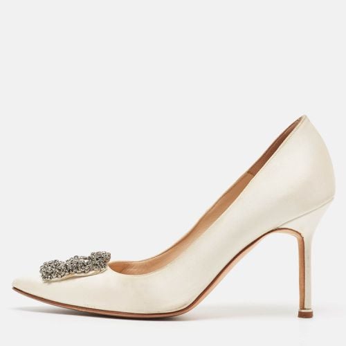 Manolo Blahnik White Satin Hangisi Crystal Embellished Pointed Toe Pumps Size 38.5 - Manolo Blahnik - Modalova