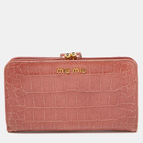 Miu Miu Peach Croc Embossed Leather Twisted Lock Wallet - Miu Miu - Modalova