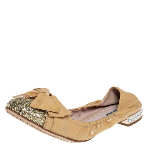 Miu Miu Beige/Gold Patent Leather Bow Detail Crystal Embellished Heel Scrunch Ballet Flats Size 38.5 - Miu Miu - Modalova