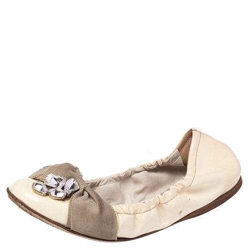 Miu Miu Cream Patent Leather Crystal Embellished Scrunch Ballet Flats Size 36 - Miu Miu - Modalova