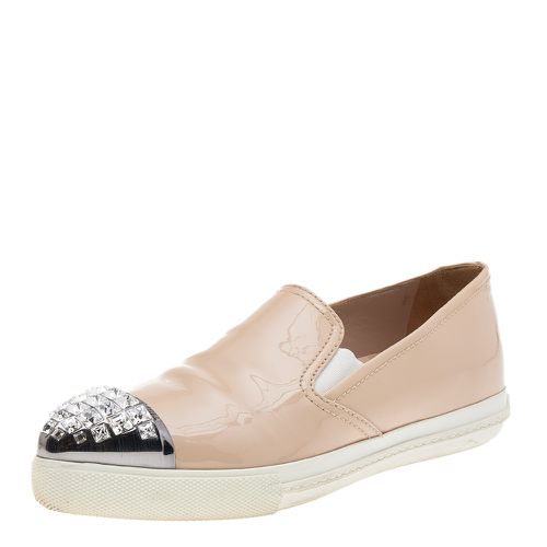 Miu Miu Beige Patent Leather Crystal Embellished Pointed Cap Toe Slip On Sneakers Size 35 - Miu Miu - Modalova