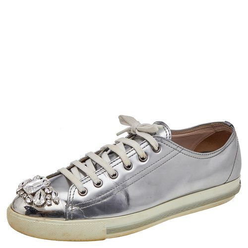 Miu Miu Silver Patent Leather Crystal Embellished Low Top Sneakers Size 40 - Miu Miu - Modalova