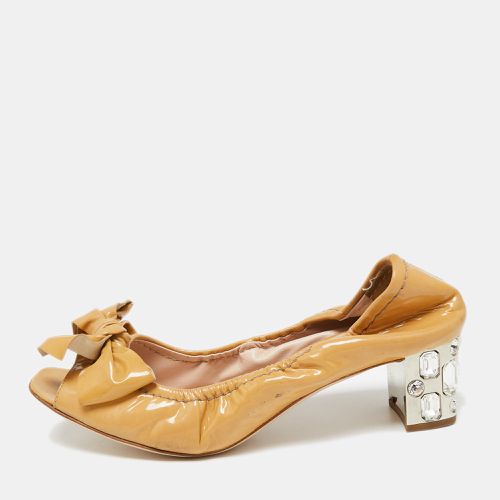 Miu Miu Beige Patent Leather Bow Crystal Studded Heel Peep-Toe Pumps Size 38 - Miu Miu - Modalova