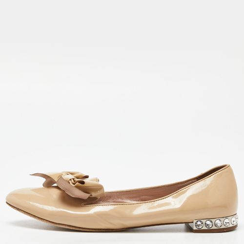 Miu Miu Beige Patent Leather Bow Detail Crystal Embellished Heel Ballet Flats Size 39 - Miu Miu - Modalova