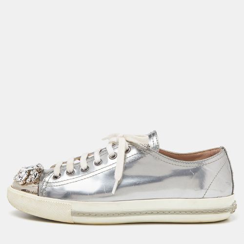 Miu Miu Silver Patent Leather Crystal Embellished Cap-Toe Low-Top Sneakers Size 38.5 - Miu Miu - Modalova