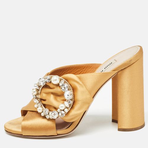 Miu Miu Brown Satin Crystal and Faux Pearl Embellished Brooch Peep Toe Slide Sandals Size 37 - Miu Miu - Modalova