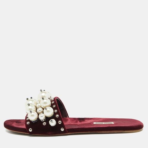 Miu Miu Burgundy Velvet Faux Pearl Embellished Flat Sandals Size 40.5 - Miu Miu - Modalova