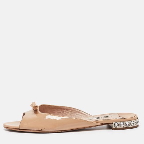 Miu Miu Beige Patent Leather Crystal Embellished Flat Slides Size 38.5 - Miu Miu - Modalova