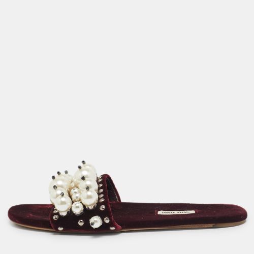 Miu Miu Burgundy Velvet Pearl Embellished Flat Slides Size 38 - Miu Miu - Modalova