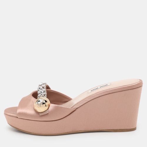 Miu Miu Nude Pink Satin Crystal Embellished Wedge Platform Slide Sandals Size 38.5 - Miu Miu - Modalova