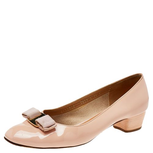 Salvatore Ferragamo Beige Patent Leather Vara Bow Pumps Size 40 - Salvatore Ferragamo - Modalova