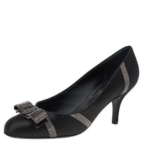 Salvatore Ferragamo Black Satin Crystal Embellished Vara Bow Pumps Size 38 - Salvatore Ferragamo - Modalova