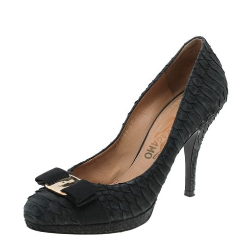 Salvatore Ferragamo Black Python Leather Vara Bow Pumps Size 38.5 - Salvatore Ferragamo - Modalova