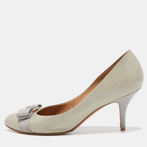 Salvatore Ferragamo Grey Patent Leather Vara Bow Pumps Size 39 - Salvatore Ferragamo - Modalova