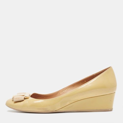 Salvatore Ferragamo Beige Patent Leather Vara Bow Wedge Pumps Size 39.5 - Salvatore Ferragamo - Modalova