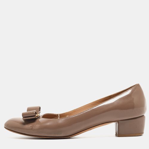 Salvatore Ferragamo Brown Patent Leather Vara Bow Pumps Size 37 - Salvatore Ferragamo - Modalova