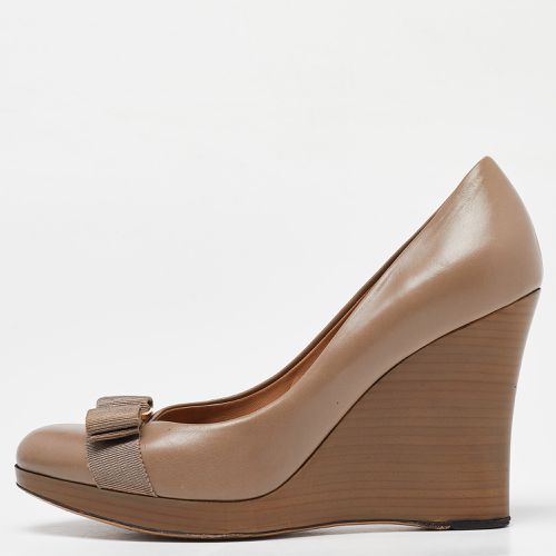 Salvatore Ferragamo Beige Leather Vara Bow Wedge Platform Pumps Size 38.5 - Salvatore Ferragamo - Modalova