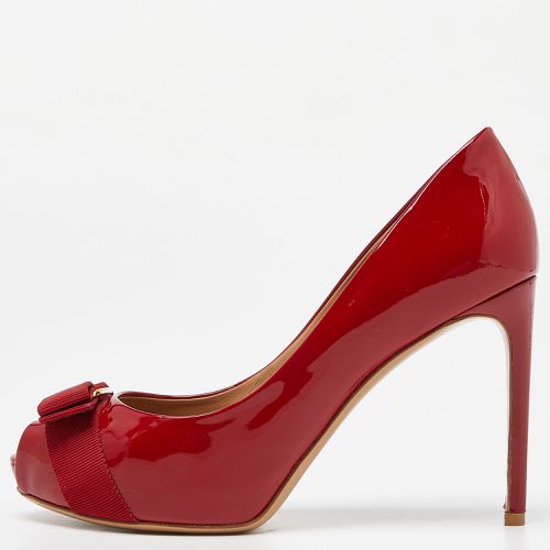 Salvatore Ferragamo Red Patent Leather Vara Bow Peep Toe Platform Pumps Size 38.5 - Salvatore Ferragamo - Modalova