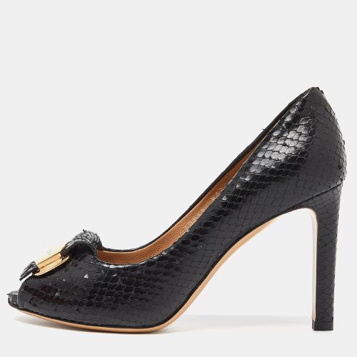 Salvatore Ferragamo Black Snakeskin Embossed Leather Logo Fringed Peep Toe Pumps Size 37 - Salvatore Ferragamo - Modalova