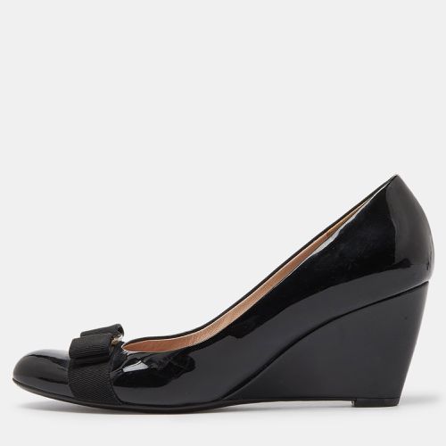 Salvatore Ferragamo Black Patent Leather Vara Bow Wedge Pumps Size 38 - Salvatore Ferragamo - Modalova