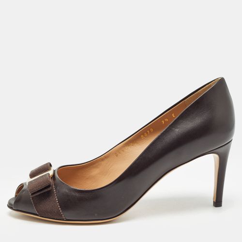 Salvatore Ferragamo Brown Leather Vara Bow Pumps Size 38 - Salvatore Ferragamo - Modalova