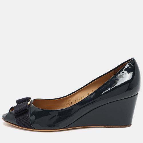 Salvatore Ferragamo Blue Patent Leather Vara Bow Wedge Pumps Size 37.5 - Salvatore Ferragamo - Modalova