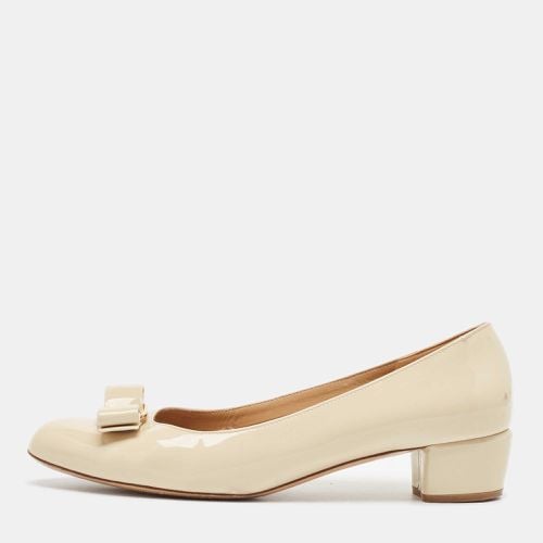 Salvatore Ferragamo Cream Patent Leather Vara Bow Block Heel Pumps Size 40.5 - Salvatore Ferragamo - Modalova