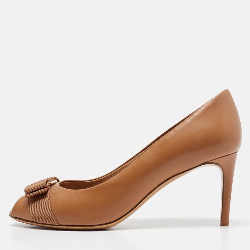 Salvatore Ferragamo Brown Leather Vara Bow Peep Toe Pumps Size 39 - Salvatore Ferragamo - Modalova